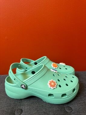 Crocs Classic Platform Clog 'Jade Stone' Women’s Sz 10 (4 Flower charms)